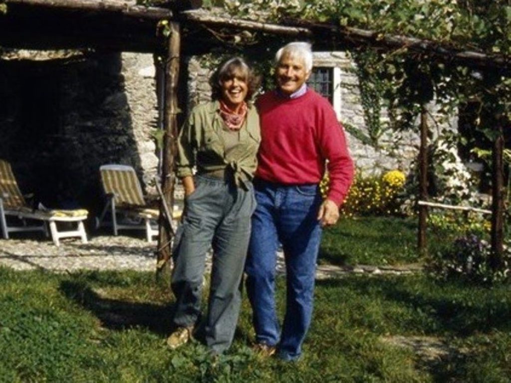 Rossana Podestà e Walter Bonatti davanti alla loro casa di Dubino, in Valtellina