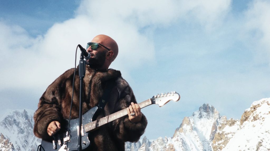 Un momento della videoclip dei Negramaro. Foto FB Skyway Monte Bianco