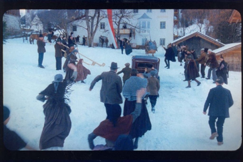 Una scena del film che testimonia dei rapporti tesi tra le due comunità alpine