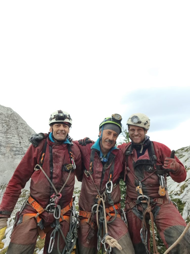 Uscita dalla grotta dopo la disecesa del Pozzo 1000 e un bivacco