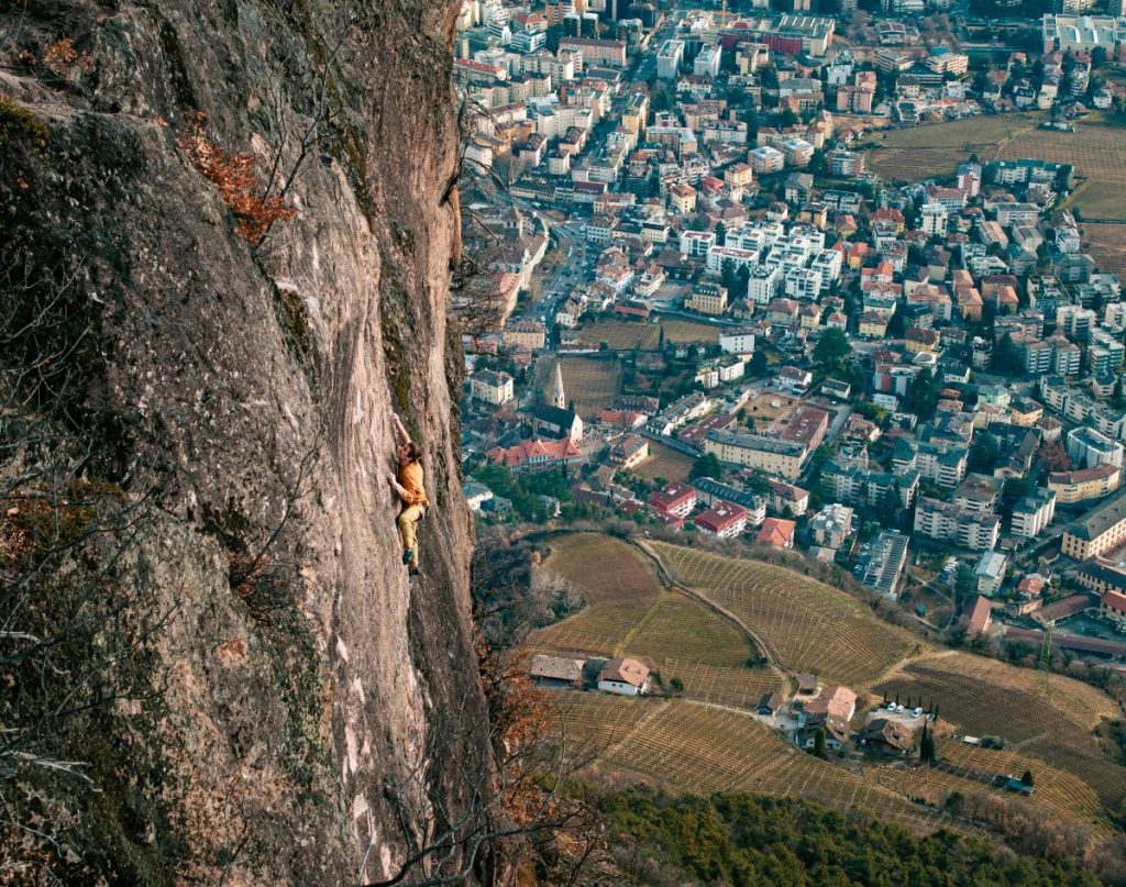 Winter Terrace a San Genesio. Sullo sfondo la città di Bolzano