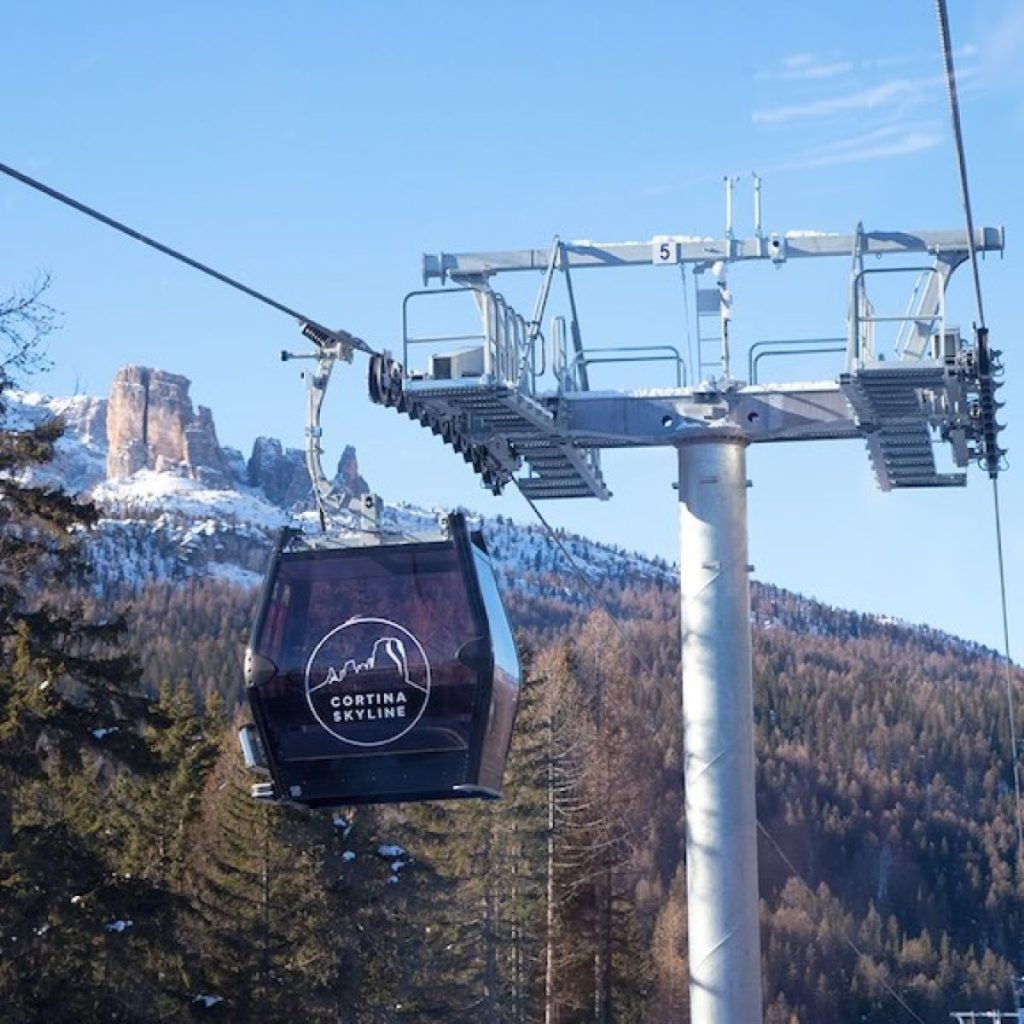 La recente cabinovia Skyline, sopra Cortina d