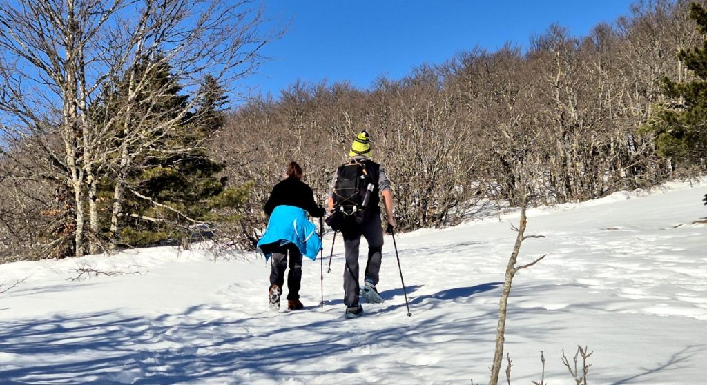 Escursionisti verso Monte Campo, foto Stefano Ardito