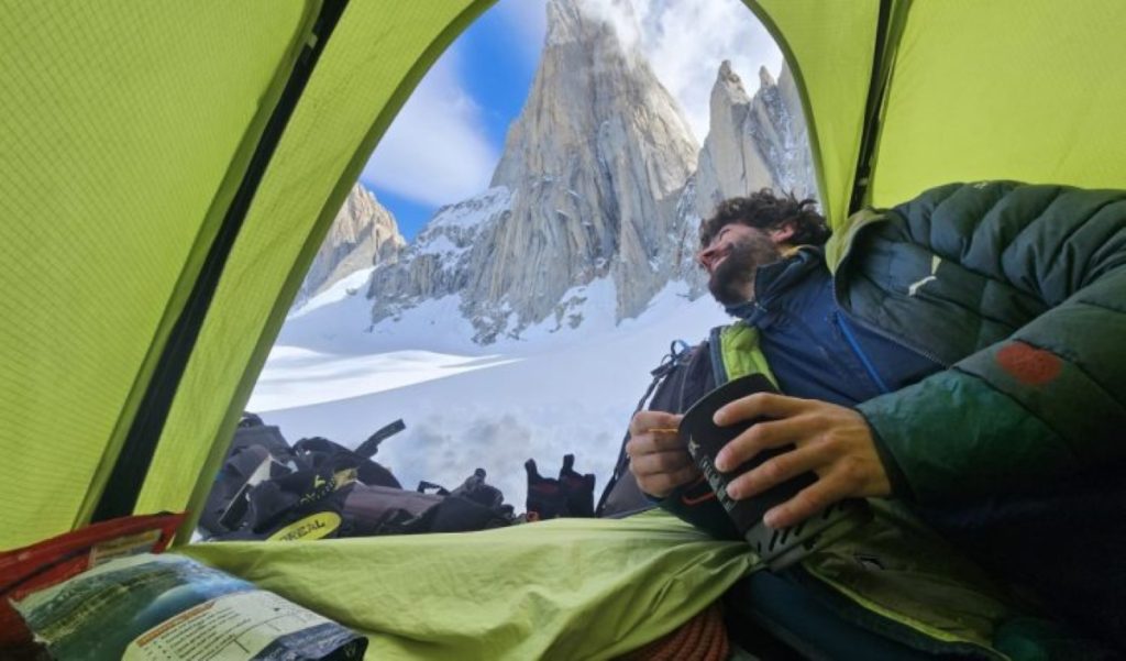 Ai piedi della parete. Foto T. Martin - I. Mendia