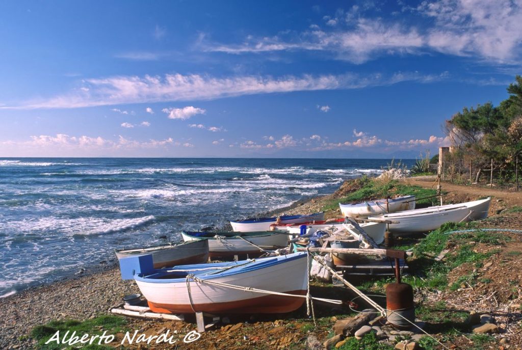 Barche di pescatori accanto al sentiero. Foto Alberto Nardi