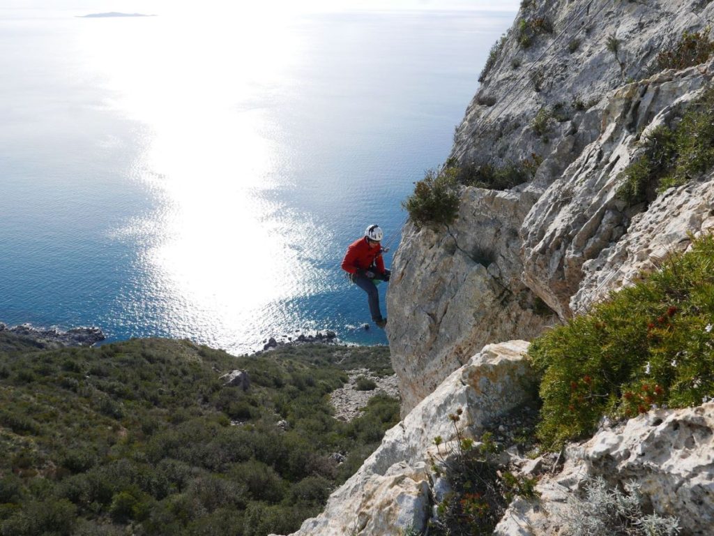 Lorenzo Masala mentre chioda le nuove vie