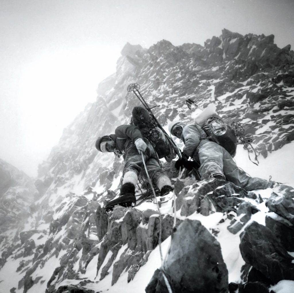 Durante la prima salita invernale della cresta est, nel 1960. Foto Dieter Drescher