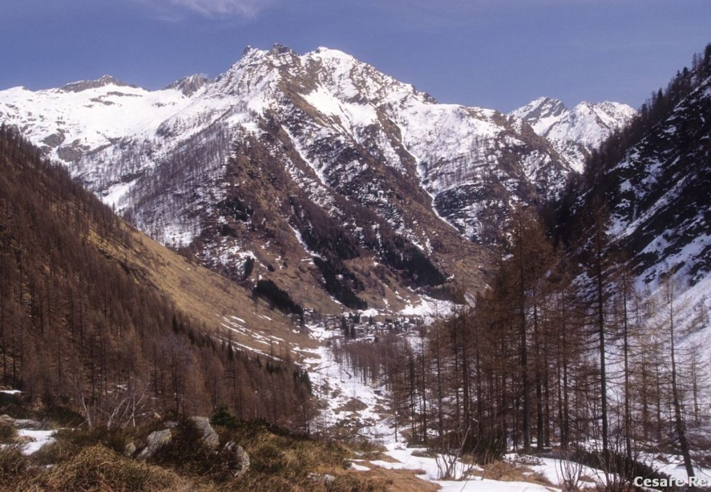 Il primo tratto di sentiero, con Carcoforo sullo sfondo. Foto Cesare Re