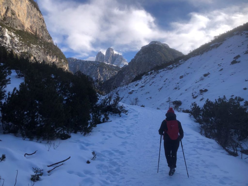 La salita lungo il sentiero n. 102. Foto M. Spampani