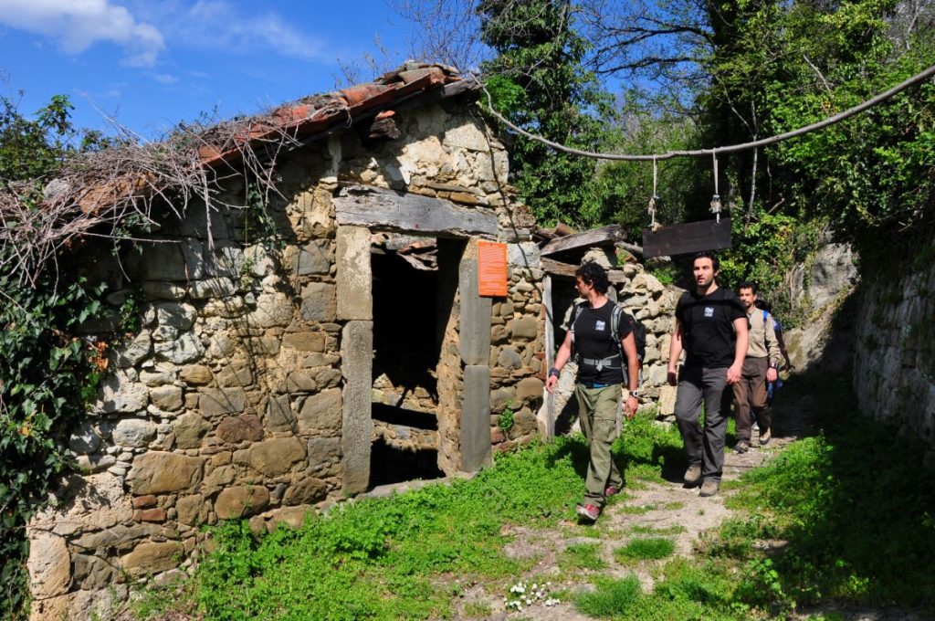 Lungo il sentiero che arriva a Laturo, foto Stefano Ardito