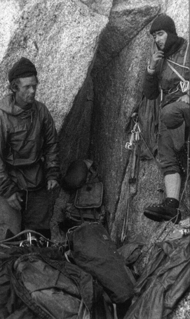 Gary Hemming (a sinistra) e François Guillot durante il soccorso ai due tedeschi bloccati sulla Ovest del Petit Dru.
