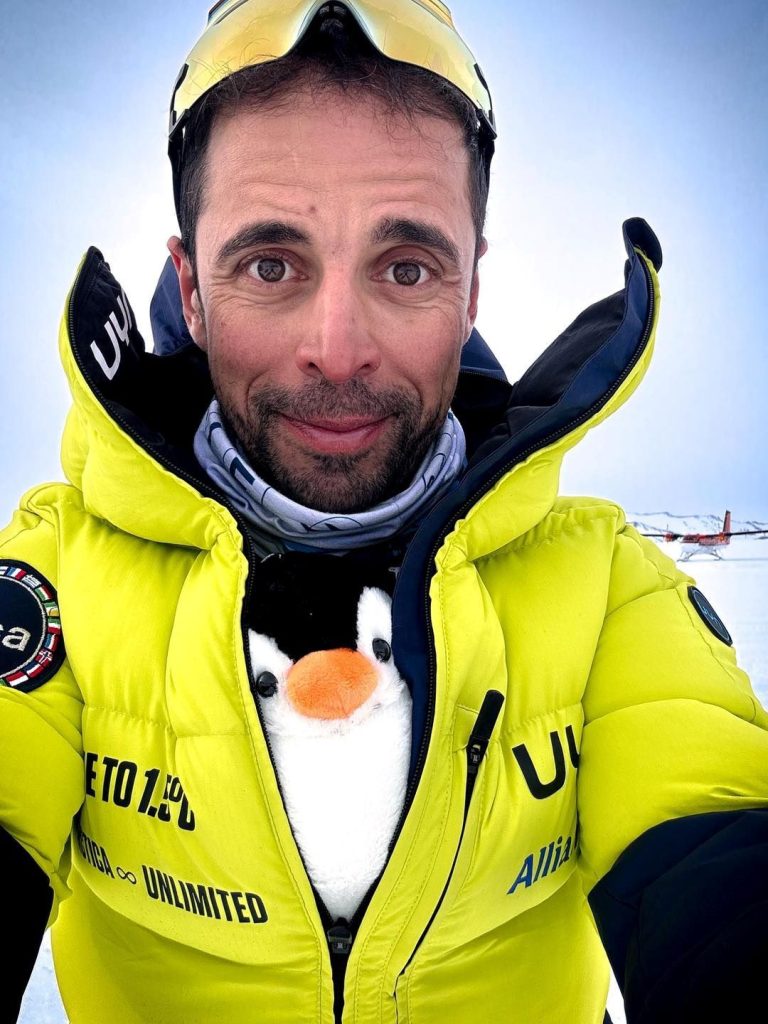 Omar Di Felice con la sua mascotte J.P.