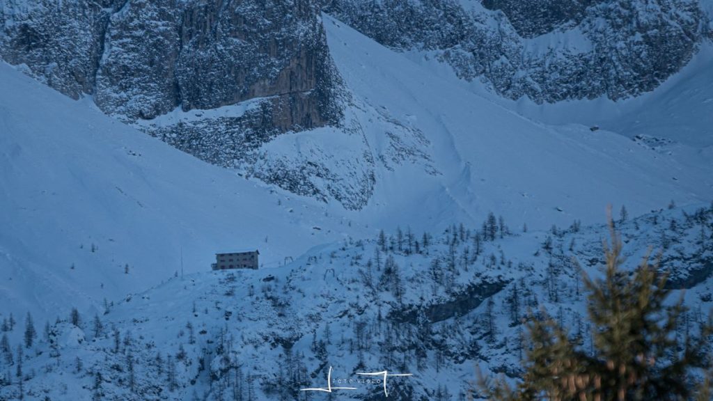 Il Rifugio Berti al Popera, che si ammira da lontano durante l