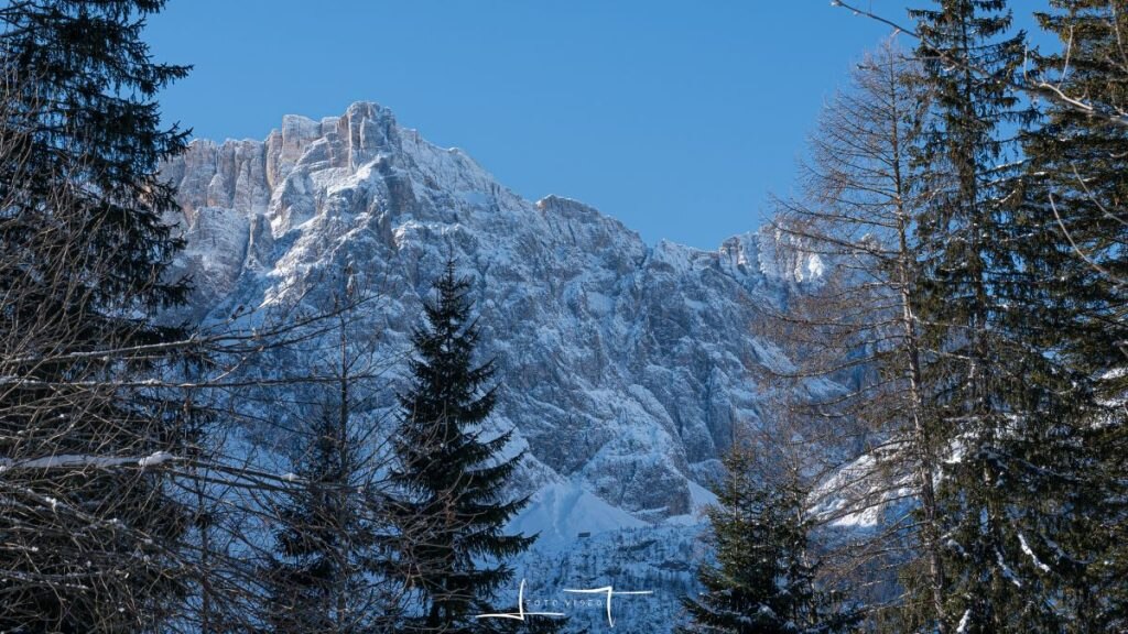 Il Monte Popera. In basso si intravvede il Rifugio Berti. Foto Luigi Tassi