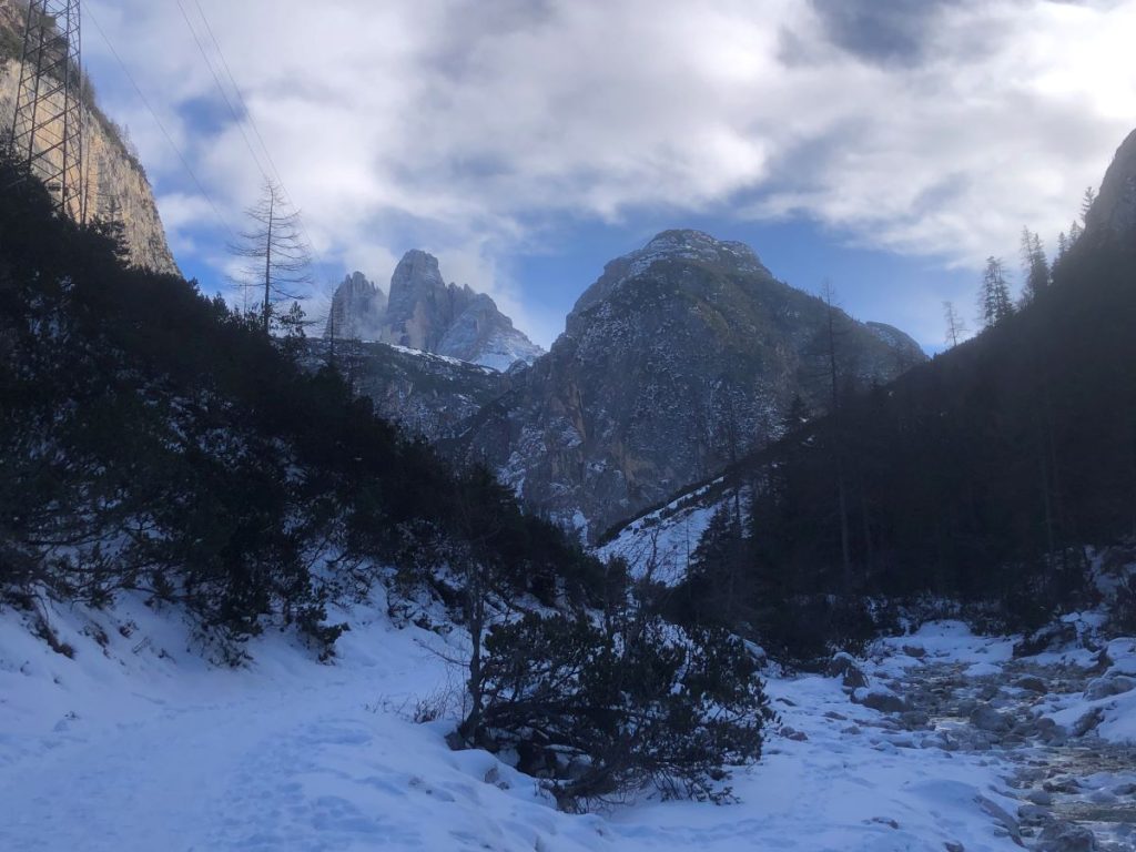 Le Tre Cime accompagnano durante la salita. Foto Massimo Spampani