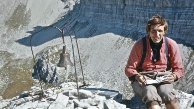 Claude Barbier in vetta al Campanile di Valmontanaia, nel 1971. Foto di Almo Giambisi