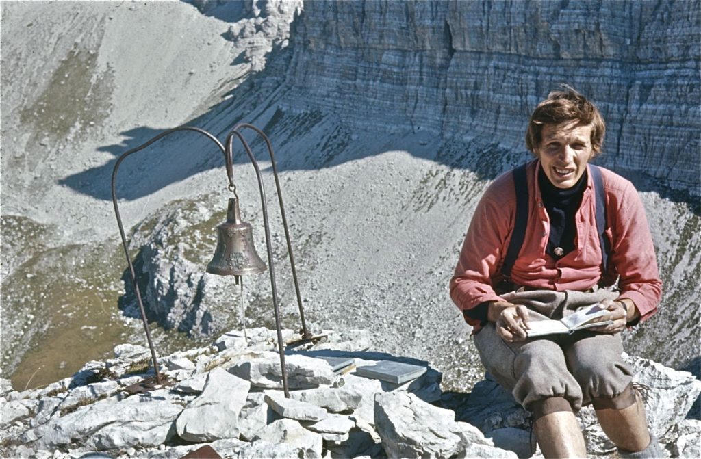 Claude Barbier in vetta al Campanile di Valmontanaia, nel 1971. Foto di Almo Giambisi