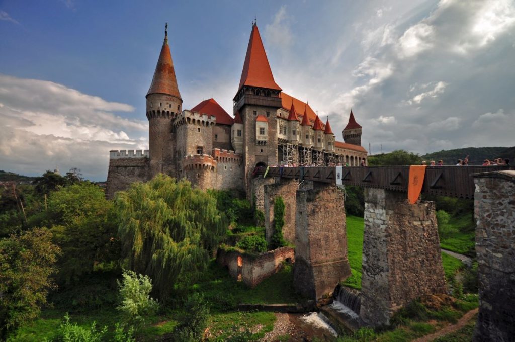 Il Castello dei Corvino, in Transilvania, è stato usato nella pellicola appena uscita nelle sale solo per rappresentare gli esterni