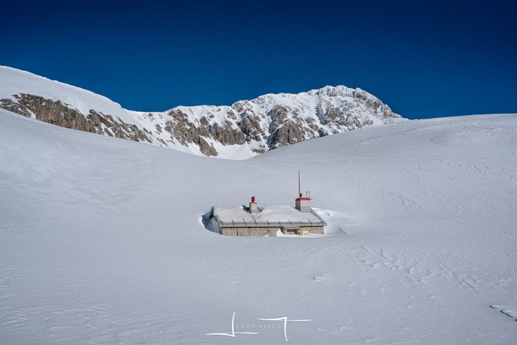 Il RIfugio Garibaldi e il Corno Grande del Gran Sasso. Foto Luigi Tassi