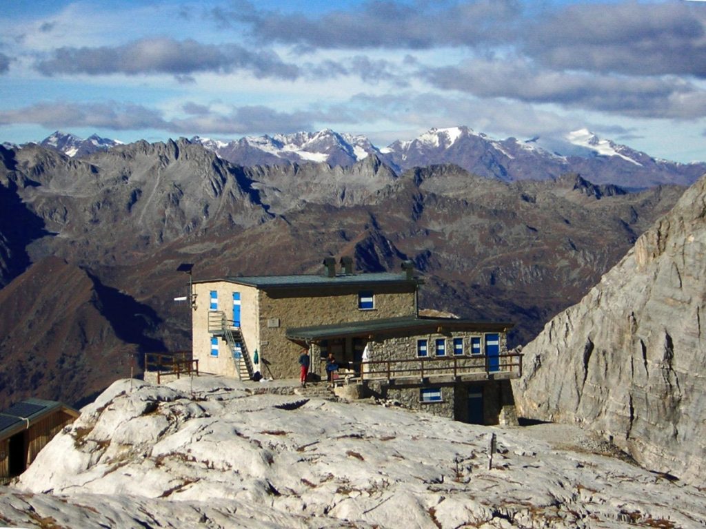 Il panorama dal Rifugio XII Apostoli. Foto Omar Oprandi