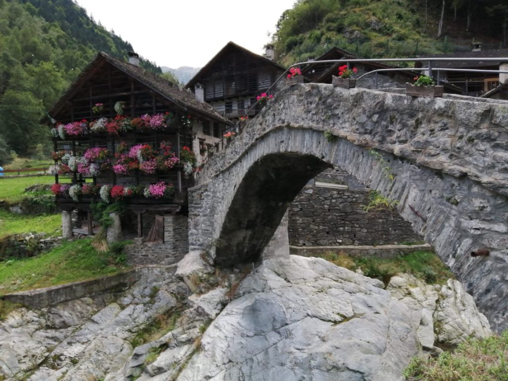 Il ponte e le dimore tradizionali di Rassa. Foto Lorena Chiara