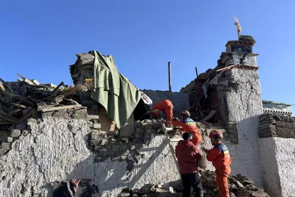 Interi villaggi rasi al suolo dal sisma. Foto Xinhua