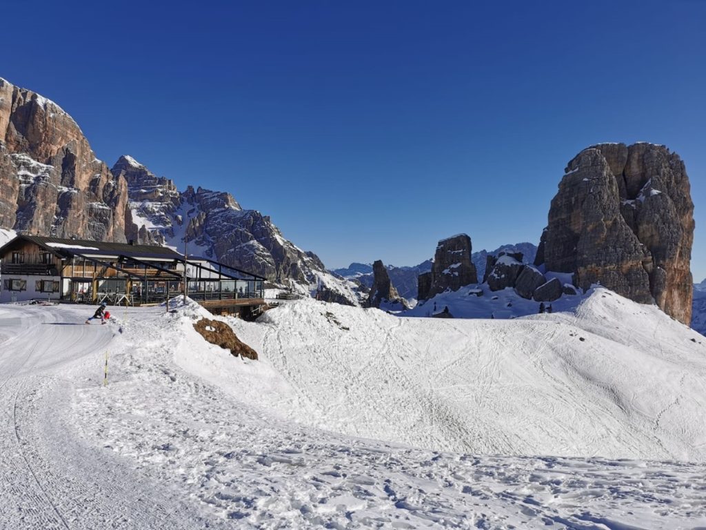 Le Cinque Torri e il Rifugio Scoiattoli. Foto FB Rifugio Scoiattoli Cortina
