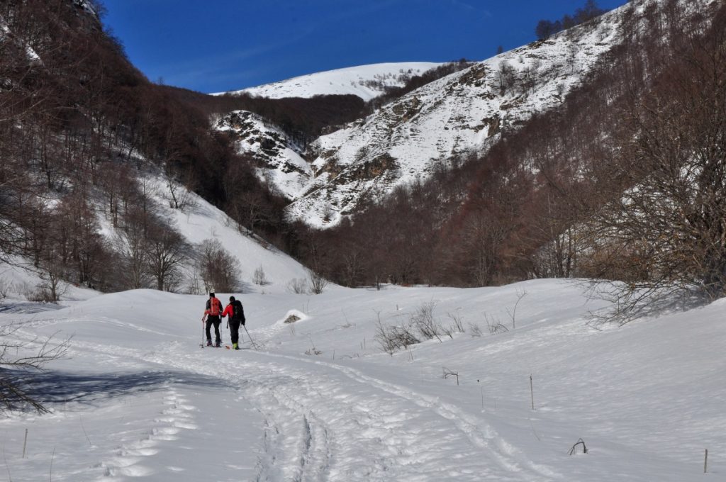 Scialpinisti in Val Chiarano, nei pressi del Piano delle Cinque Miglia. Foto Stefano Ardito