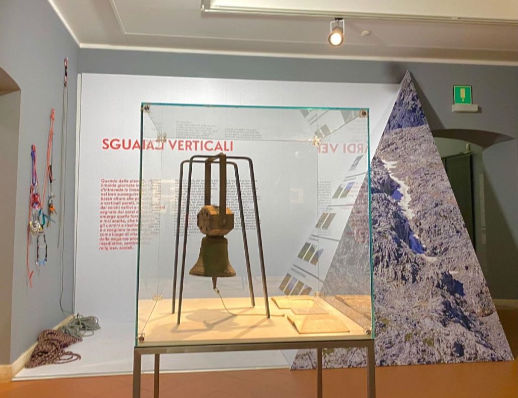 Una sala della mostra La conoscenza dei nostri monti. 150 anni della Società Alpina Friulana 1874-2024.