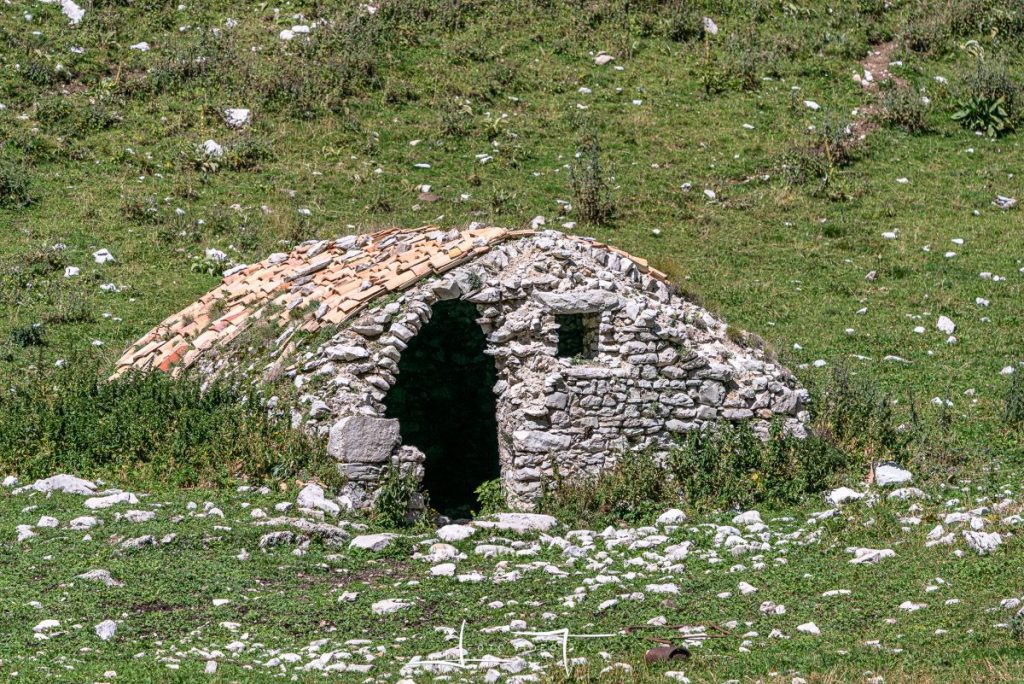 Caratteristica costruzione pastorale. Foto Luigi Tassi