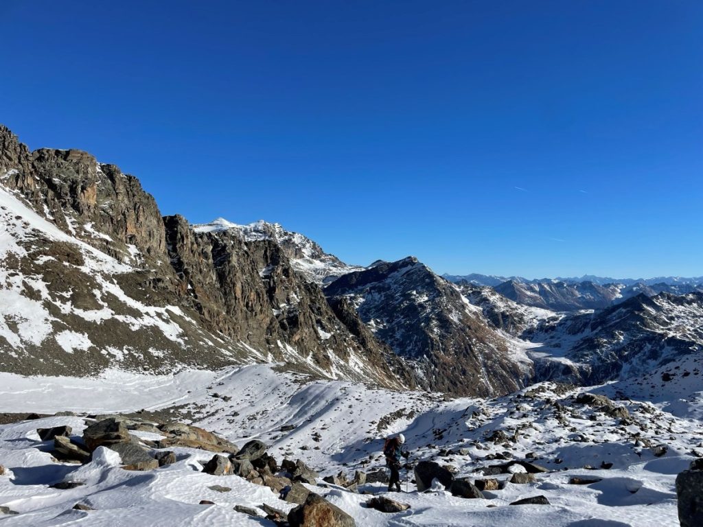 Cielo blu, silenzio ovattato e isolamento ci accompagnano per tutta la salita, foto M. Comi