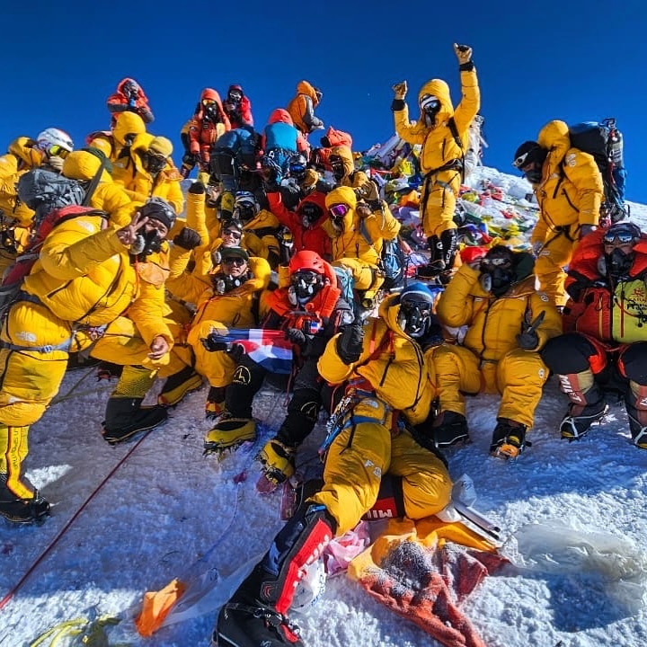 Clienti di Furtenbach adventures in cima all