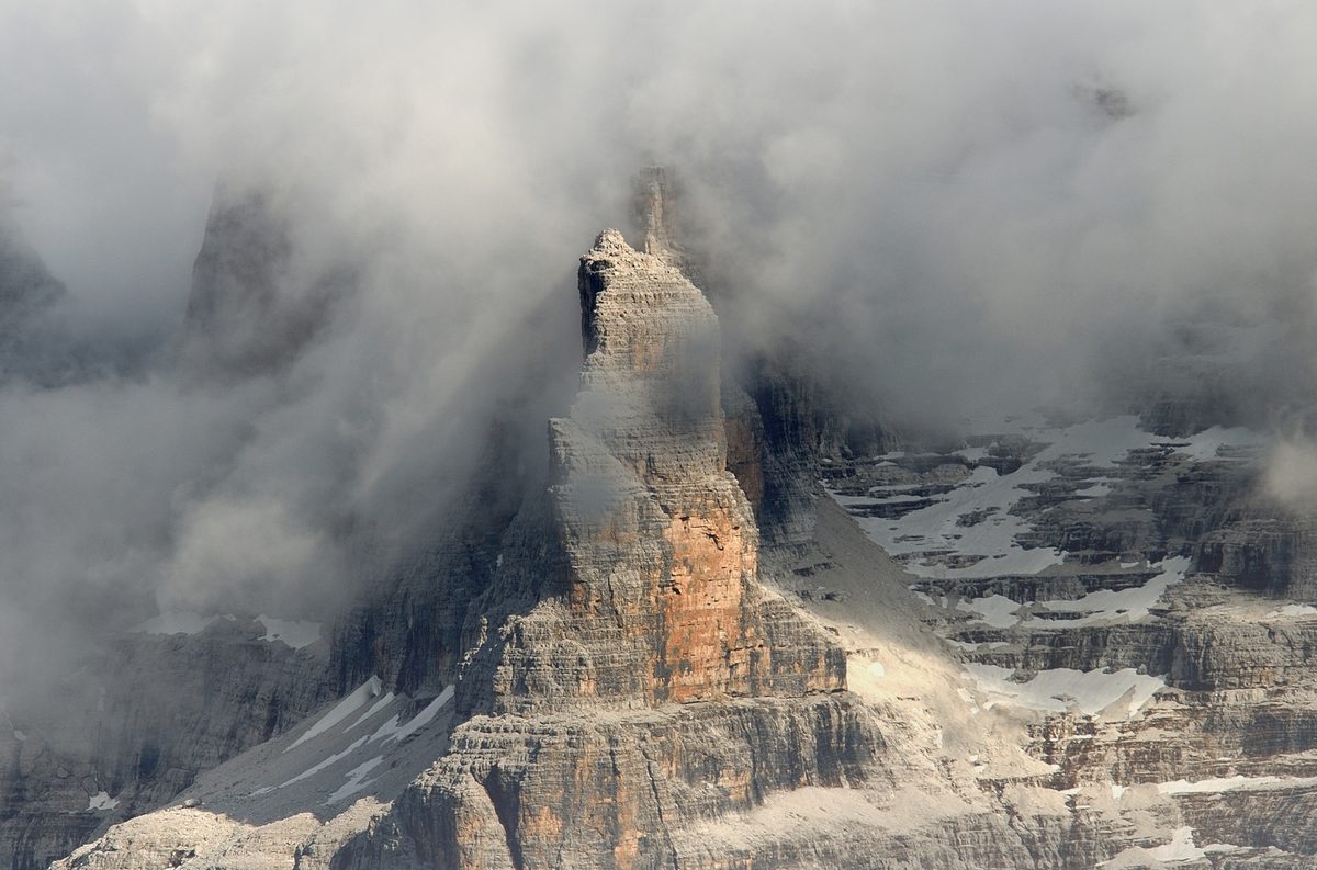 Nebbia, cime tra le nubi e galaverna: belle opportunità per il fotografo
