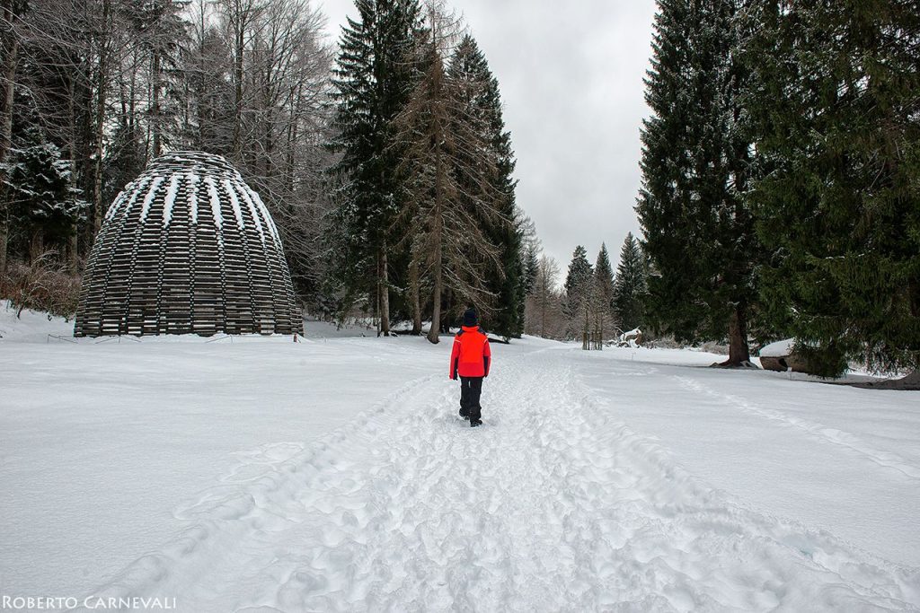 Durante la visita ad Arte Sella. Foto Roberto Carnevali
