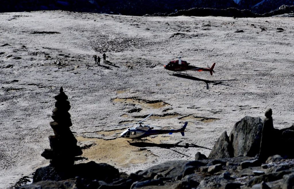 Elicotteri atterrano a quota 5400 metri sul Kala Pattar. Foto Stefano Ardito