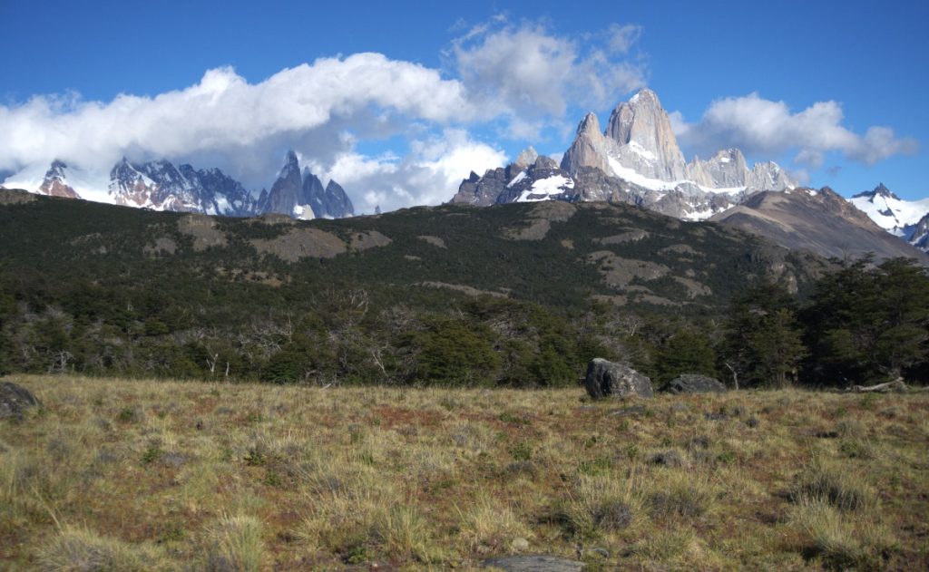 Fitz Roy e Cerro Torre dal sentiero per la Loma del Pliegue Tumbado. Foto Elena Casolaro