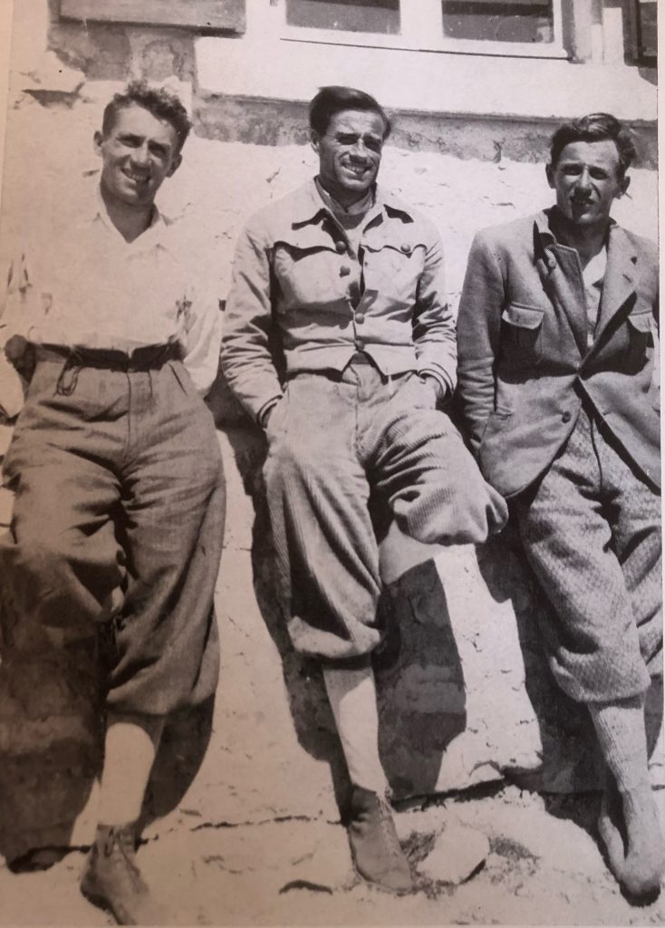 Giuseppe Dimai, Emilio Comici e Angelo Dimai davanti al Rifugio Principe Umberto il 14 agosto 1933, dopo aver vinto la parete Nord della Cima Grande. Foto V