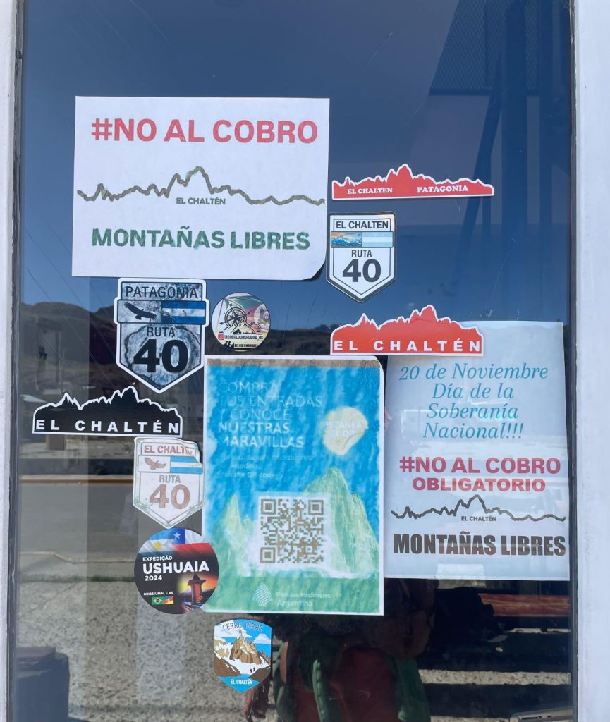 I cartelli di protesta nei negozi locali. Foto Elena Casolaro