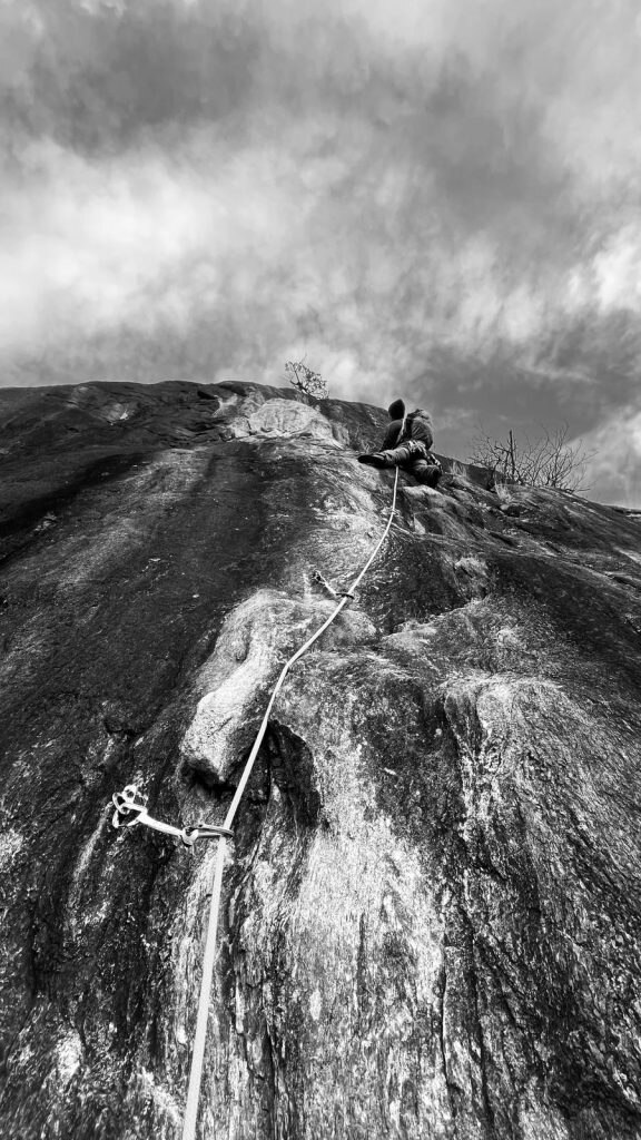 I disegni sinuosi dello gneiss calpestati dalle pedule, foto M. Comi