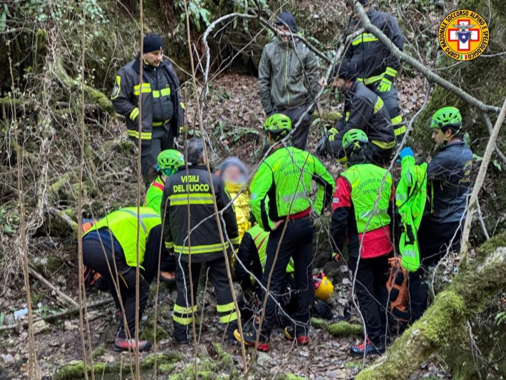 I soccorritori stabilizzano l
