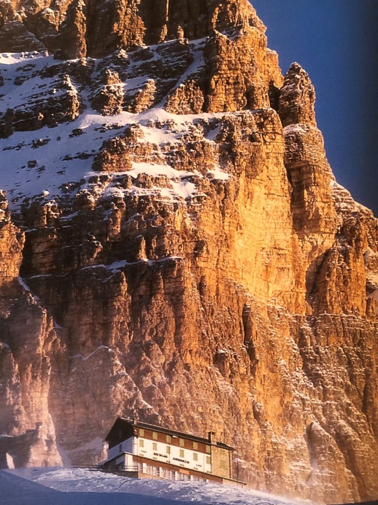 Il Rifugio Auronzo con la Cima Ovest. Foto da Alexander Huber e Willi Schwenkmeier - Tre Cime, 2004, CDA Vivalda