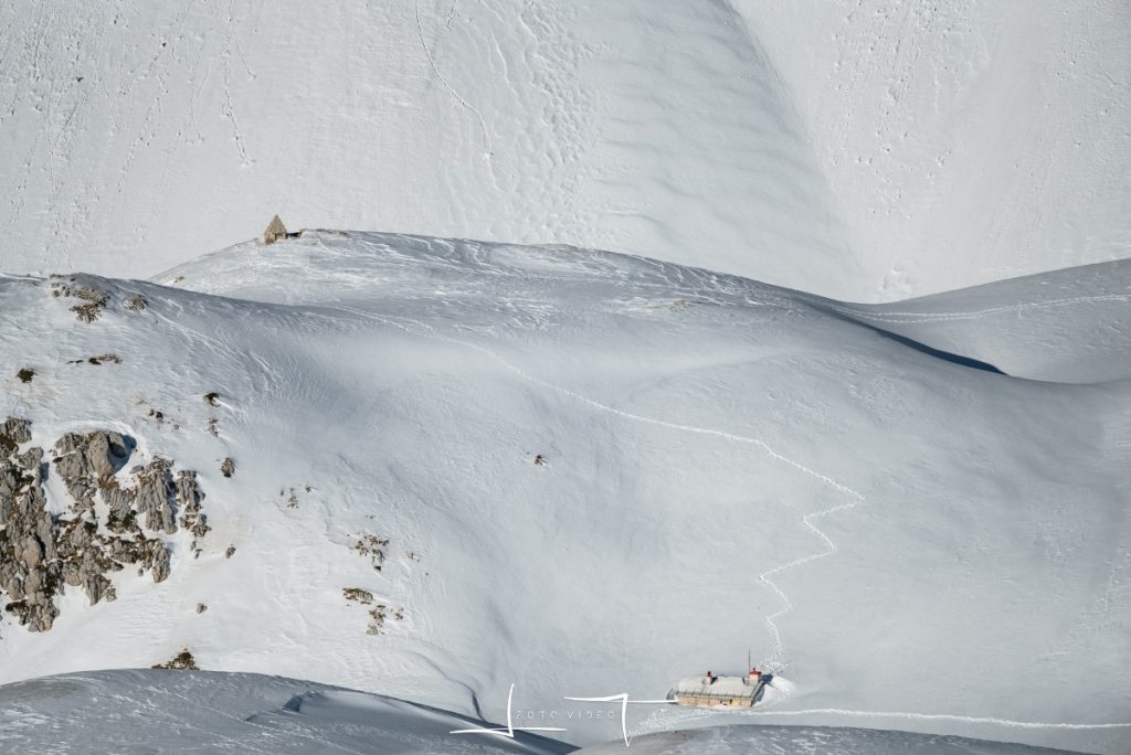 Il Rifugio Garibaldi e la Piramide Martinori in inverno. Foto Luigi Tassi