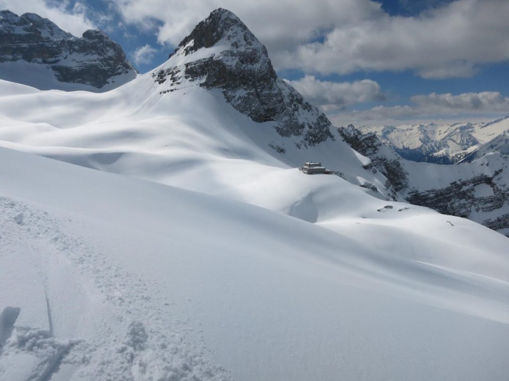 Il rifugio in veste invernale. Foto Omar Oprandi