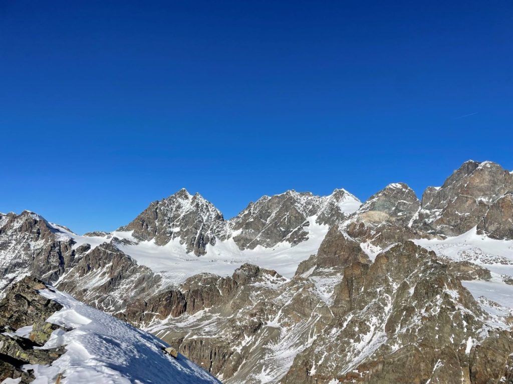 Indugiamo sulla cima, senza vento, dove si vede lontano, foto M. Comi