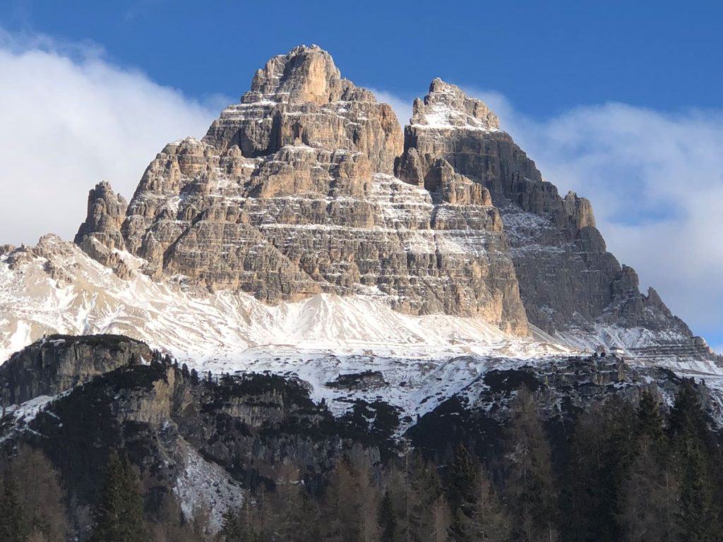 Le Tre Cime di Lavaredo. In basso a destra il Rifugio Auronzo. Foto Massimo Spampani