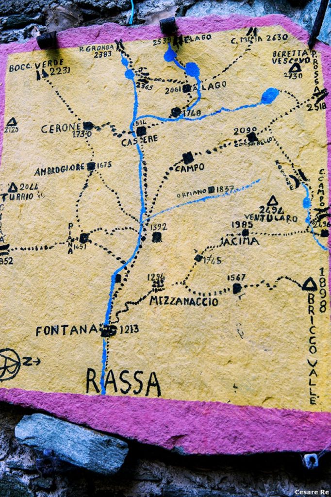 Mappa dei sentieri disegnata su una pietra. Foto Cesare Re