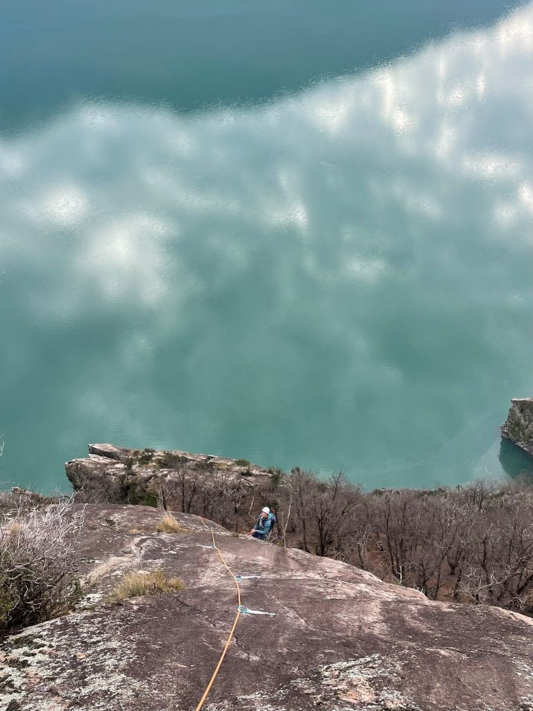 Pareti lisciate dagli antichi ghiacciai si affacciano sul lago, foto M. Comi