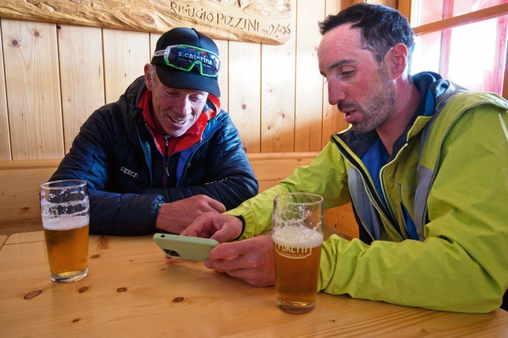 Robert Antonioli con il padre Vittorio al Rifugio Pizzini. Foto Umberto Isman