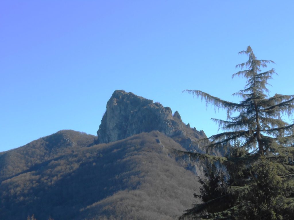 Rocca Barbena. Vista da NW. Foto Lorenzo Volpe