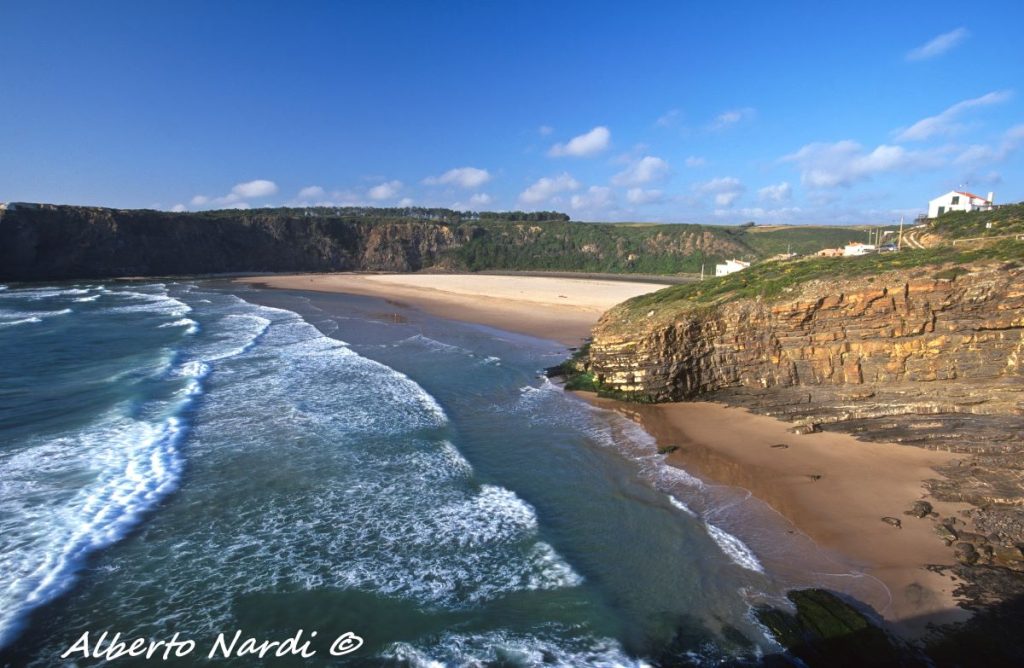 Si cammina spesso lungo le spiagge o sulla sommità delle falesie. Foto Alberto Nardi